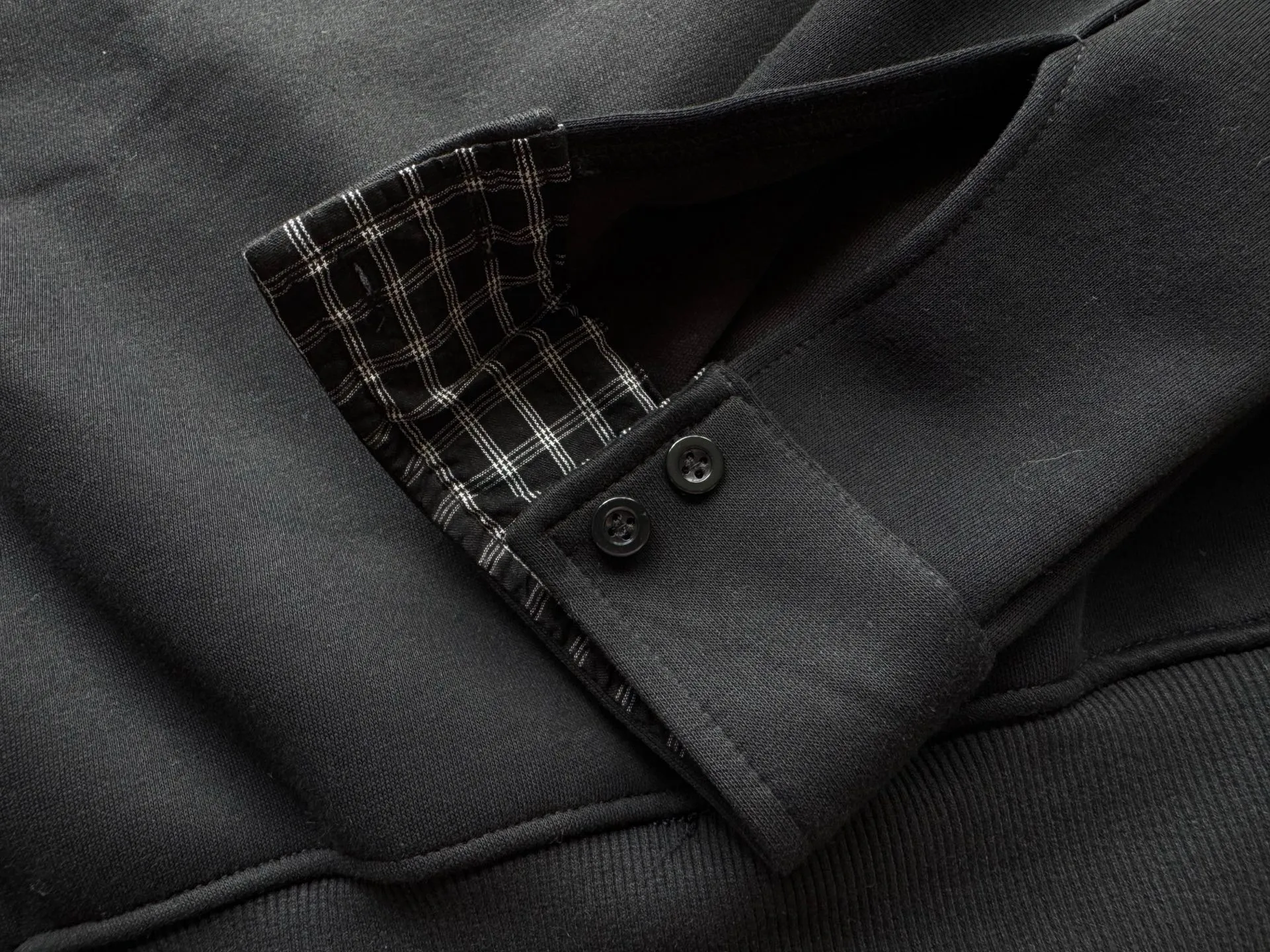 P220 Polo Ralph Lauren FW25 solid color embroidered logo sweatshirt. A sweatshirt is absolutely indispensable for the lazy feeling in autumn⛸️Ralph Luaren. The core is casual and relaxed, and the exterior is an American silhouette. It has a boyish laziness in place. It is unobtrusive but looks more timeless. 🕶️ The large drop shoulder version looks casual and fashionable. Wear it alone in spring and autumn or layer it in winter. It is completely a long-term sweatshirt in the wardrobe🫶🏻 Size Length Sleeve Length Bust M 63.5 80.5 130 L 65 82 134 XL 66.5 83.5 138